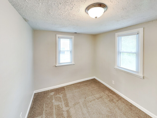 Building Photo - 14 Glenda Dr