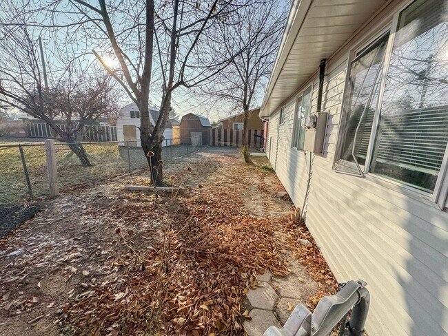 Building Photo - Charming Duplex with Prime Location in West Valley!