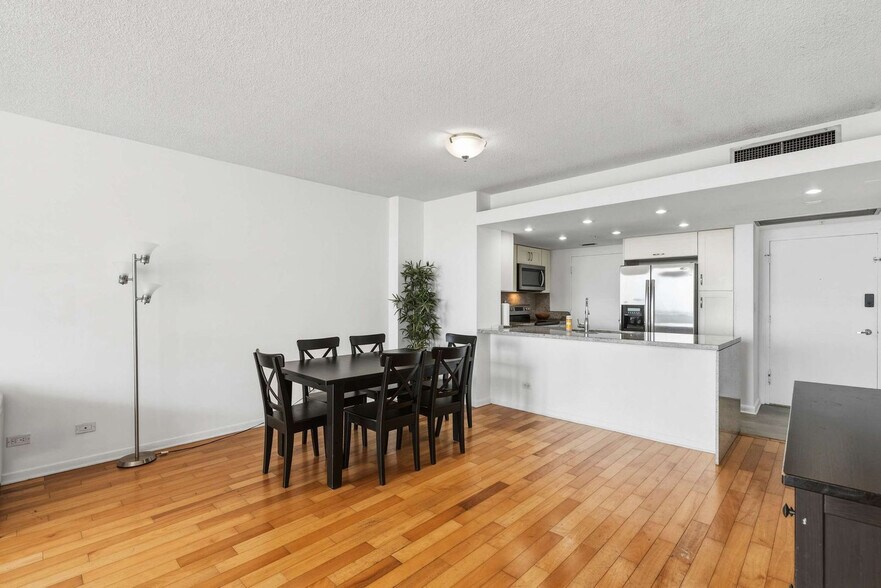 Building Photo - 5599 Collins Ave