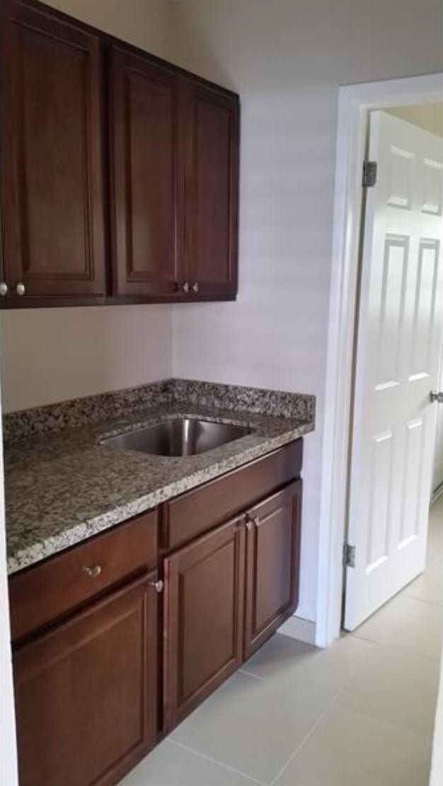 Building Photo - 615 NE 8th Ave