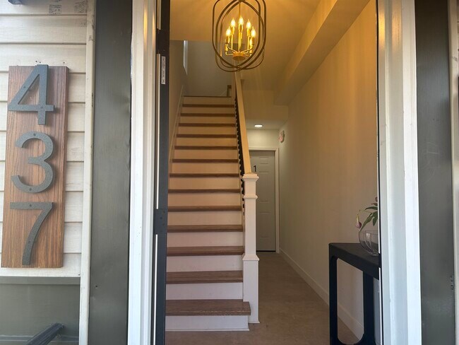 Building Photo - 437 Bramhall Ave