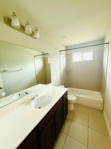 Building Photo - 400 Eagle Brook Ln