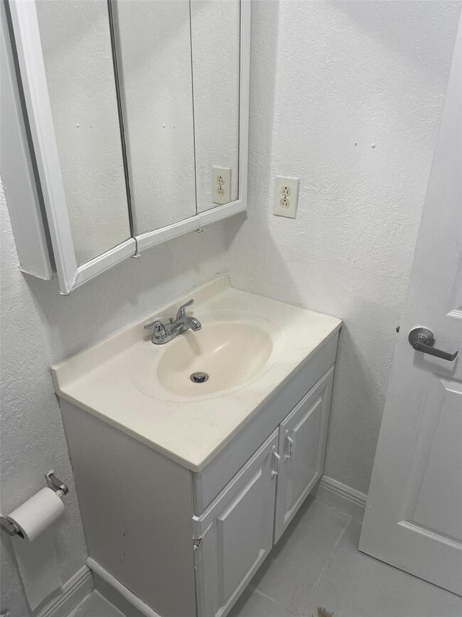 Building Photo - 408 SW 68th Ave