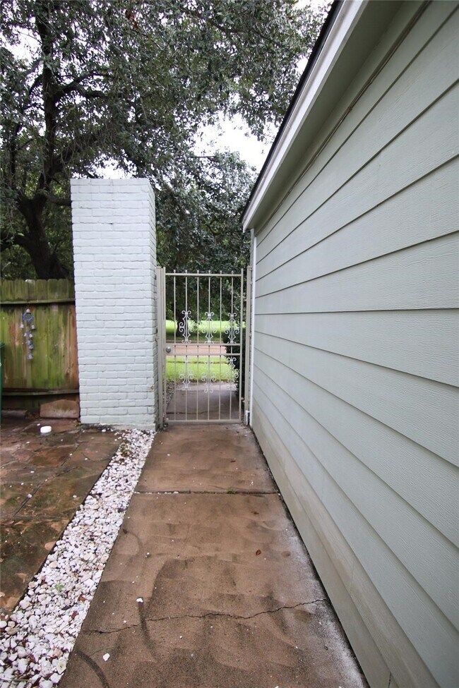 Building Photo - 4415 Bugle Rd