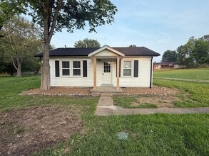 Building Photo - 2 Bed 1 Bath House with Office, Laundry Room and Garage