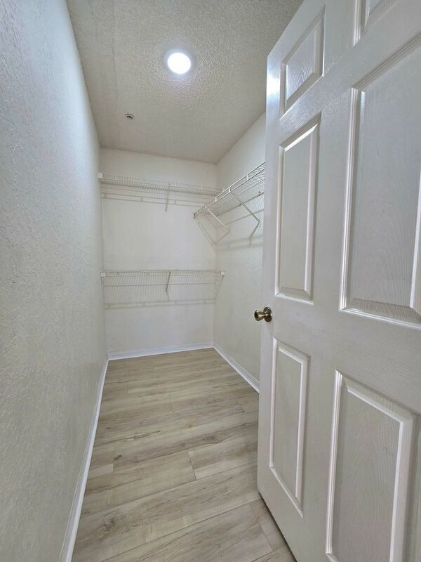 Building Photo - 4240 Summer Landing Dr