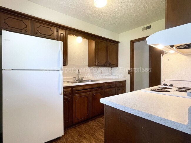 Building Photo - 4841 Newport Dr