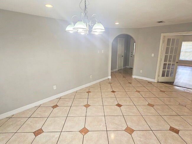 Building Photo - 9526 Golden Wood Ln