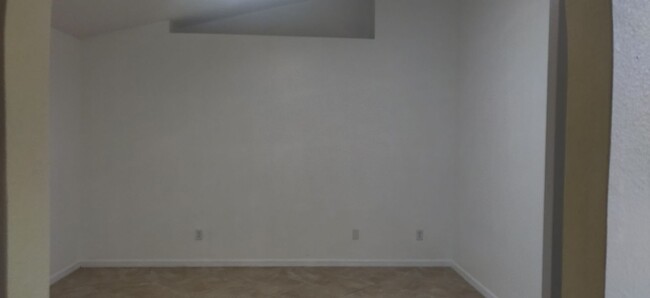 Building Photo - 4 bedroom 2 bath