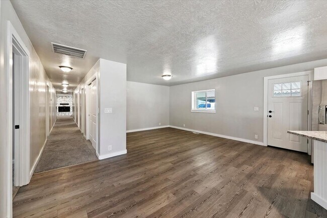 Building Photo - Spacious Middleton Home, Utilities & Lawn Care Included
