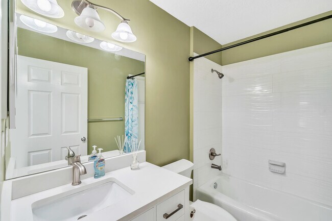 Building Photo - 827 Oak Harbour Dr