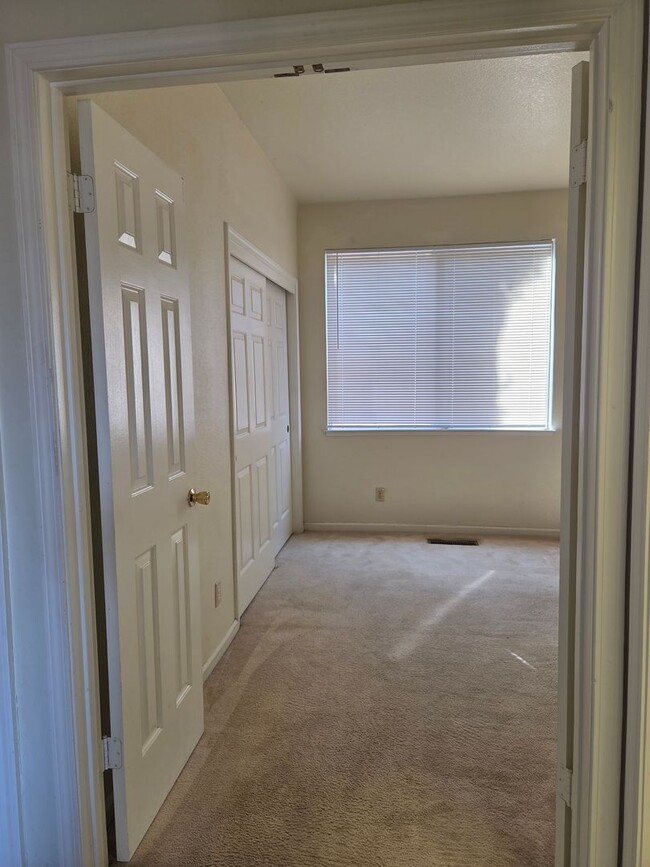 Building Photo - Spacious Laurel Creek Home