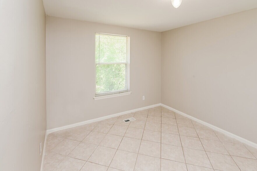 Building Photo - 3204 Old House Cir