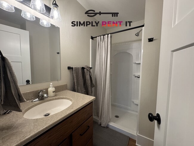 Building Photo - Renovated 2 Bedroom, 2 Bathroom on Campus!