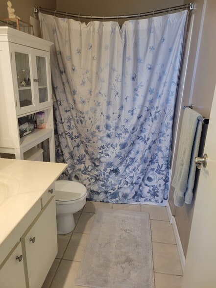 4-piece master bathroom - 4944 Cass St
