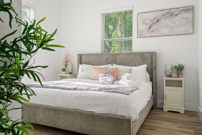 Building Photo - Gorgeous New Constriction House in Tampa - B