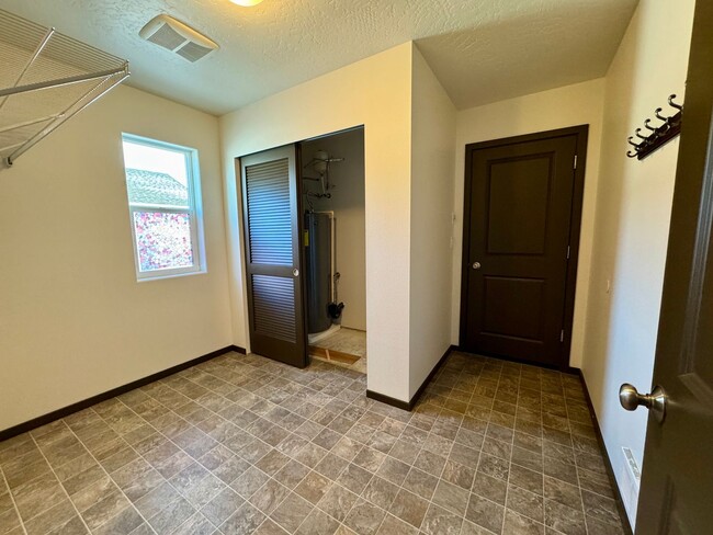 Building Photo - 2-Bed Home with Bonus Room & Large 2-Car Garage in Coeur d’Alene