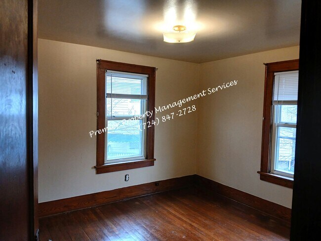 Building Photo - 979 King St