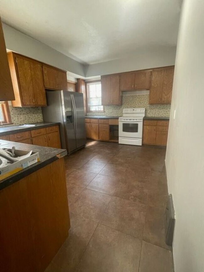 Building Photo - Beautiful 5 Bedroom/2.5 Bathroom Home in Popular Field Club Area