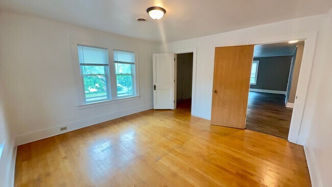 Building Photo - 214 Maple St