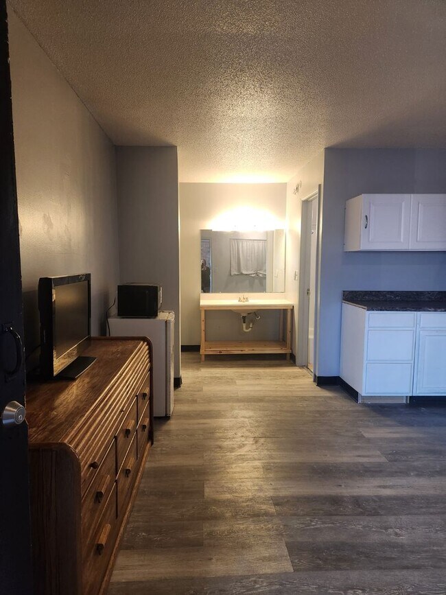 Building Photo - 1 Bed/1 Bath Micro Unit - Accepting HUD/Section 8 Vouchers!