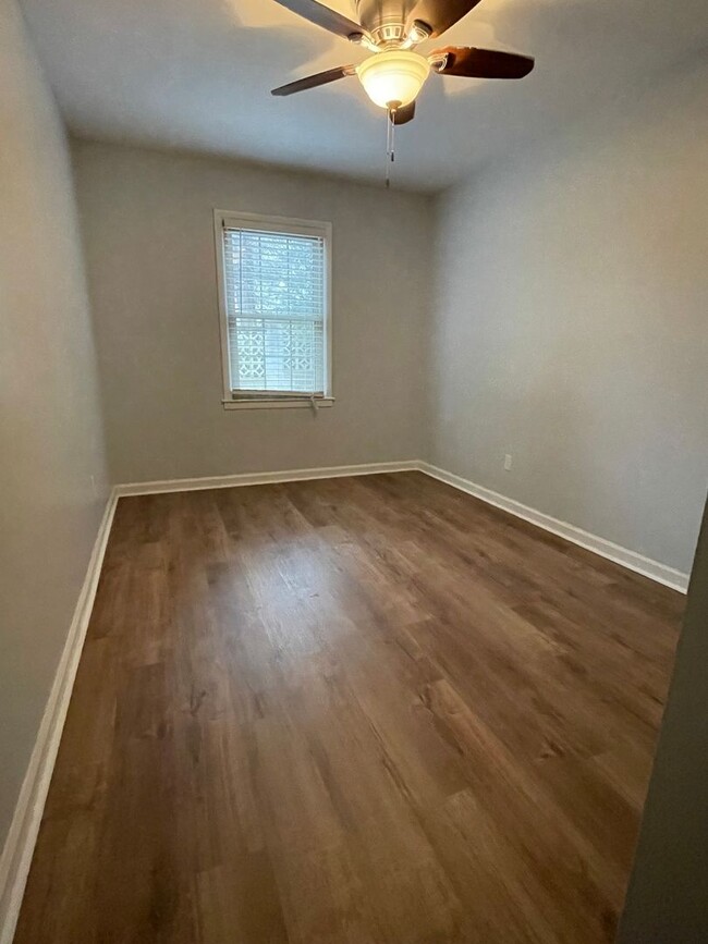 Building Photo - 2 bedroom, 1 bath apartment in small compl...