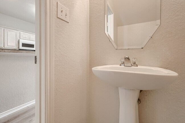 Building Photo - Less than 7 miles from Randolph AFB! Lawn care included!
