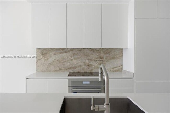 Building Photo - 700 NE 24th St