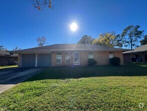 Building Photo - 3 bedroom, 2 bathroom home in Baton Rouge,...