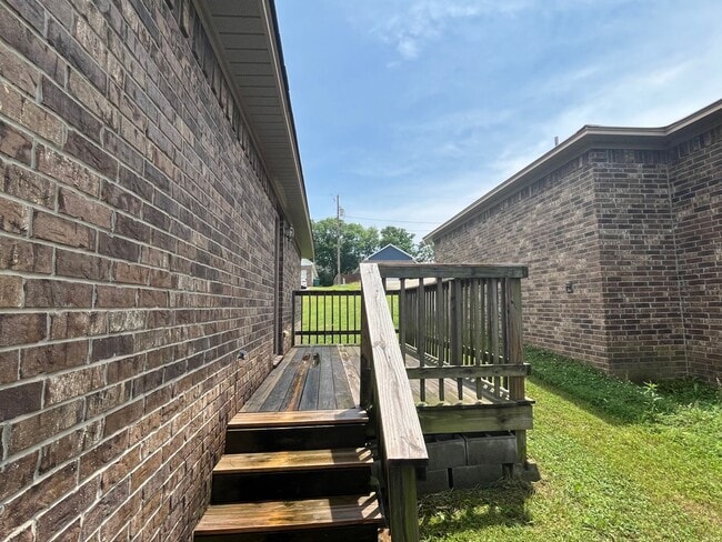 Building Photo - 808 W 13th St