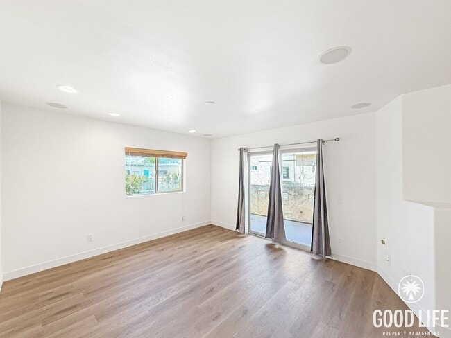 Building Photo - Stunning 3BD/3BA W/ A/C, Attached Garage, and In-Unit Laundry in Pacific Beach!