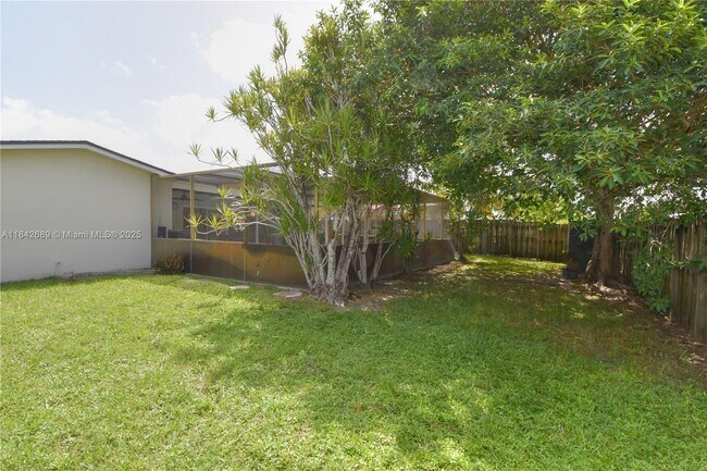 Building Photo - 609 S Crescent Dr