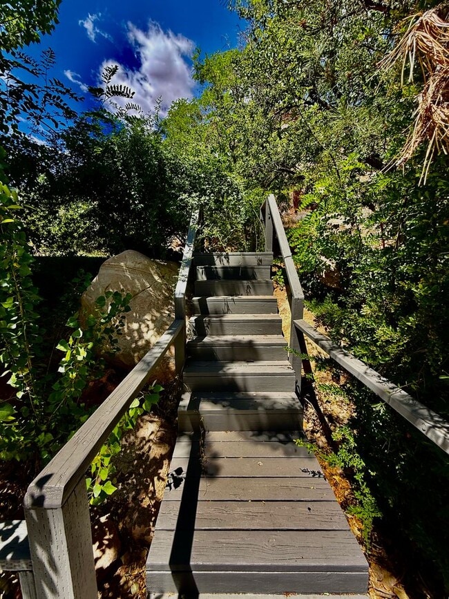 Building Photo - Distinctive and Spacious 5-BR Home in Bloomington