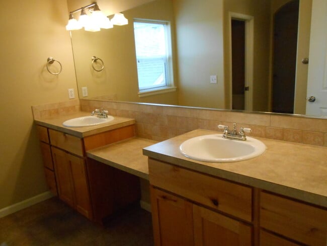 Building Photo - VIDEOTOUR: Stunning Home with Lots of Spac...