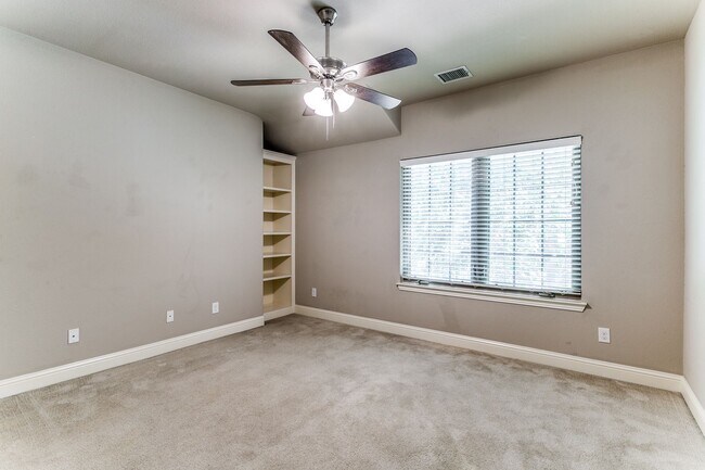 Building Photo - 809 Milton Way