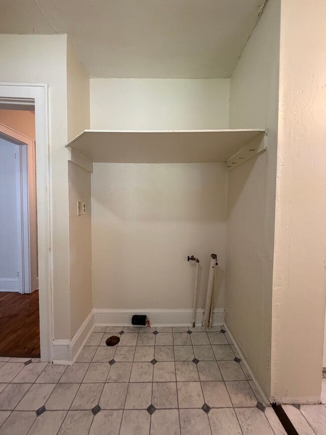 Building Photo - 419 N Elm St NW