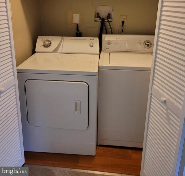 Building Photo - 1605 Meadowview Ln