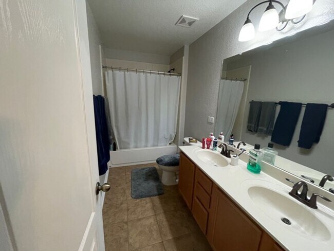 Building Photo - Lovely well maintained 3 bedroom 2 bath