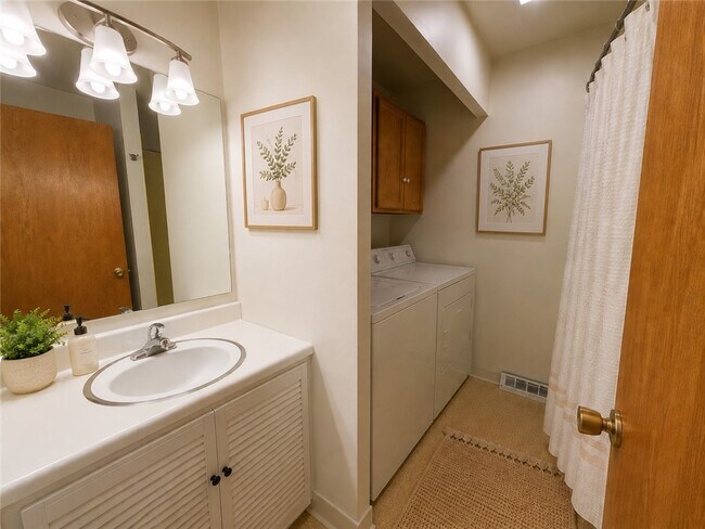 Building Photo - 142 Burleigh Dr