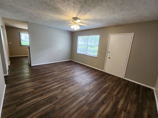 Building Photo - 3 Bedroom Home in Bloomington