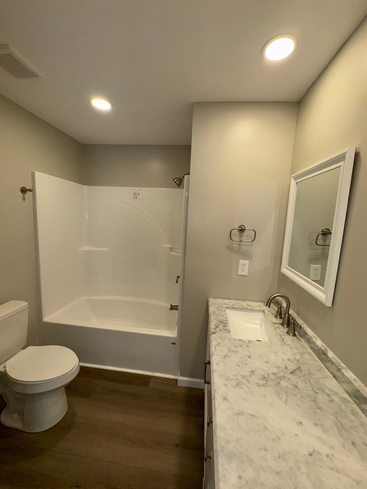 Main bathroom - 306 Silver Run Rd