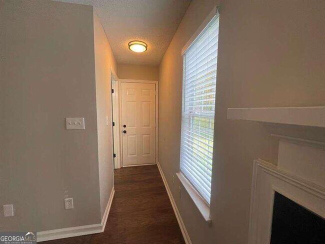 Building Photo - 2200 Burdett Ridge Dr