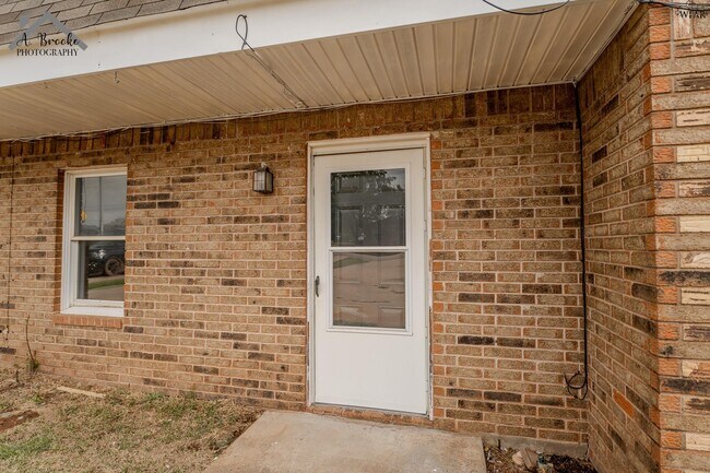 Building Photo - 1215 N Pacific Ave