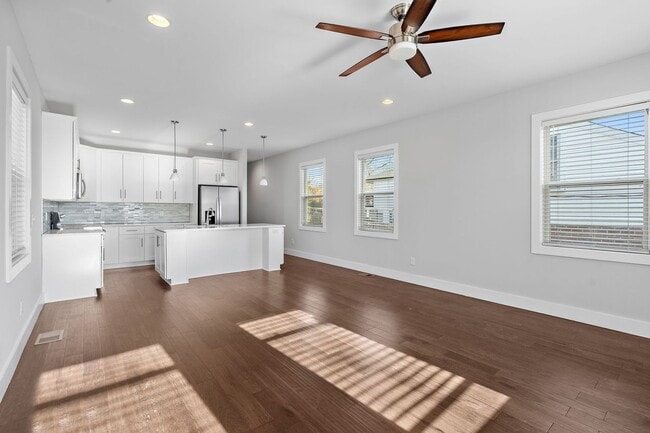 Building Photo - Available Now! 4 Bed, 3.5 Bath, Convenient Charlotte Park location!