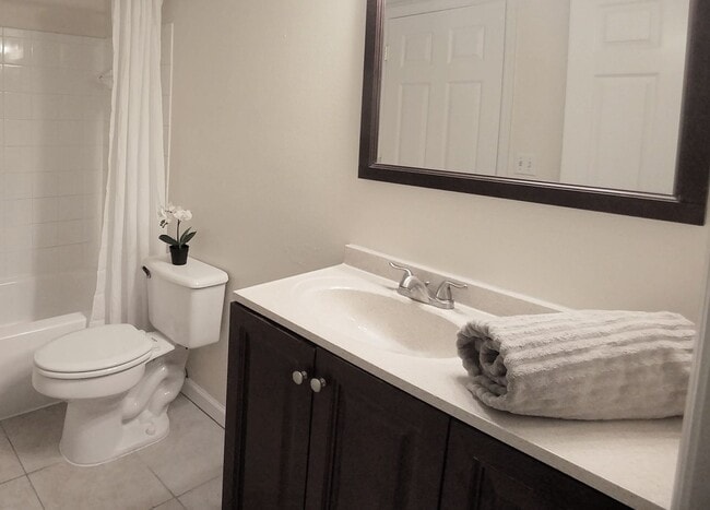 Building Photo - Gorgeous  Forest View, Wood Floors  1/1 condo for RENT @The Crest close to UCF.