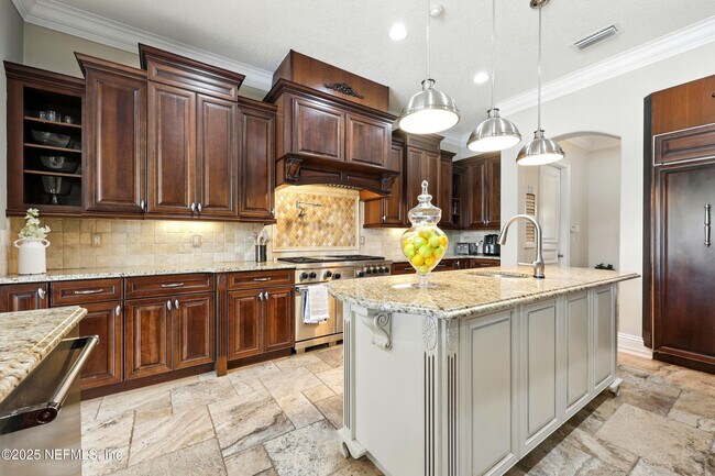 Building Photo - 2061 Crown Dr
