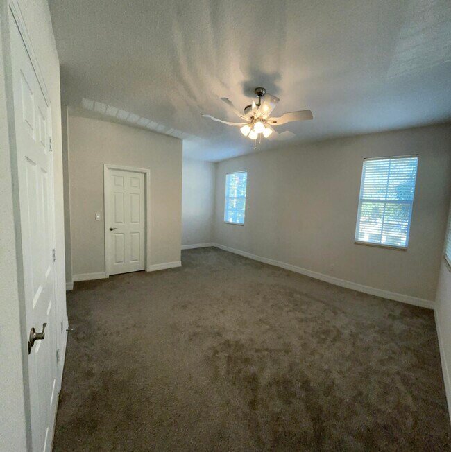 Building Photo - 909 NW 18th Ave