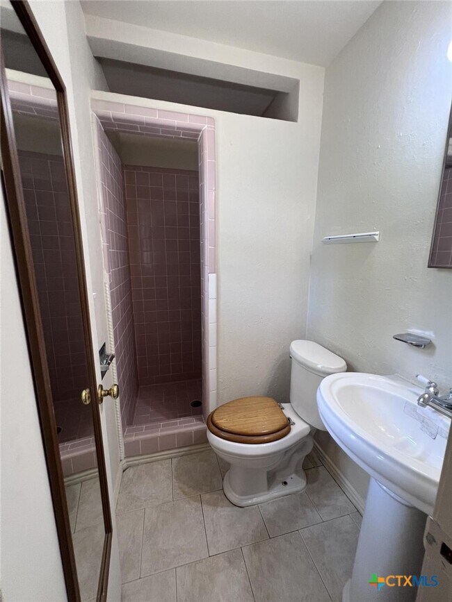 Building Photo - 2104 Terrace Dr