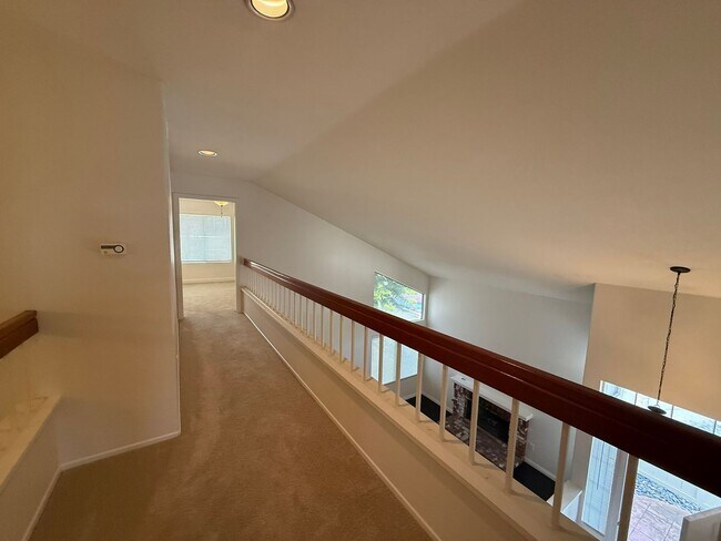 Building Photo - LOCATION LOCATION!! 4BR/3BA Townhome in De...