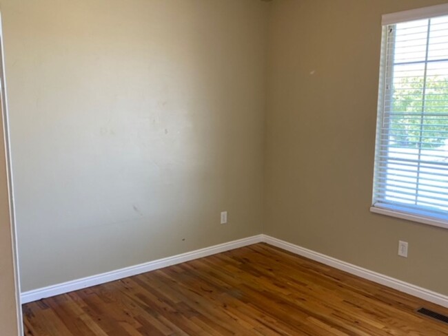 Building Photo - HOLIDAY MOVE-IN SPECIAL!!! Cozy 4 bed 2 ba...